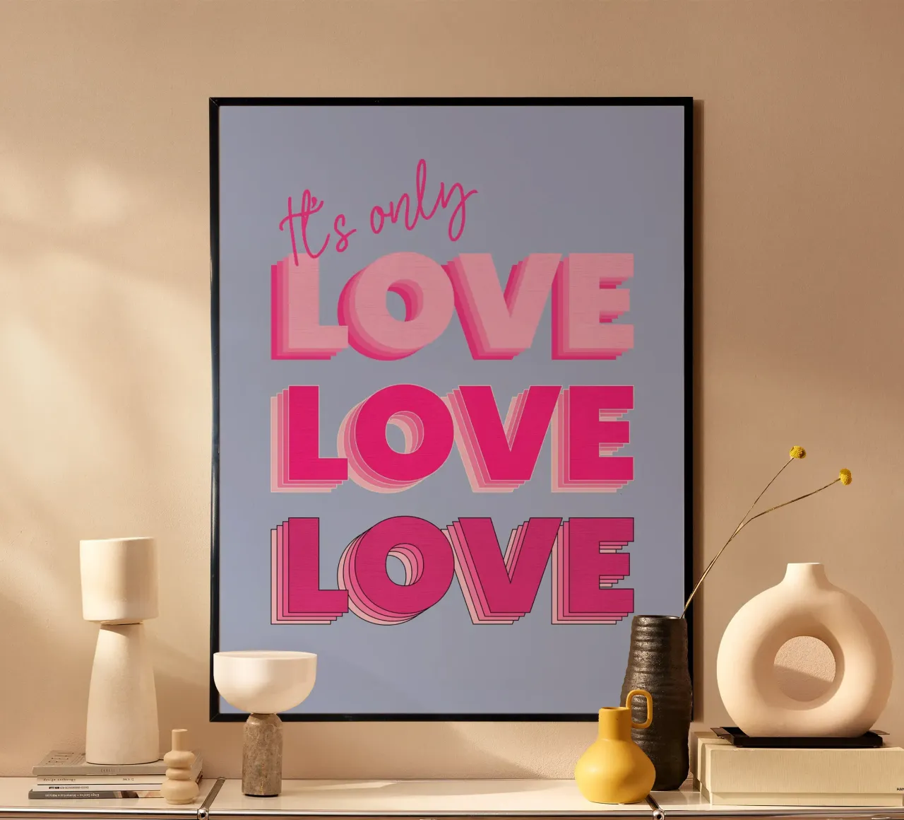 It's Only Love - Poster tipografico in grassetto rosa poster con telaio in alluminio da showmemars