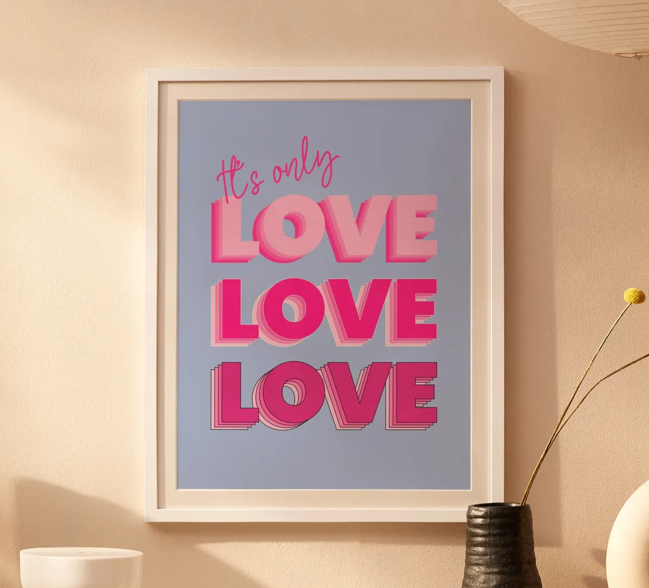 It's Only Love - Poster tipografico in grassetto rosa poster con telaio in alluminio da showmemars