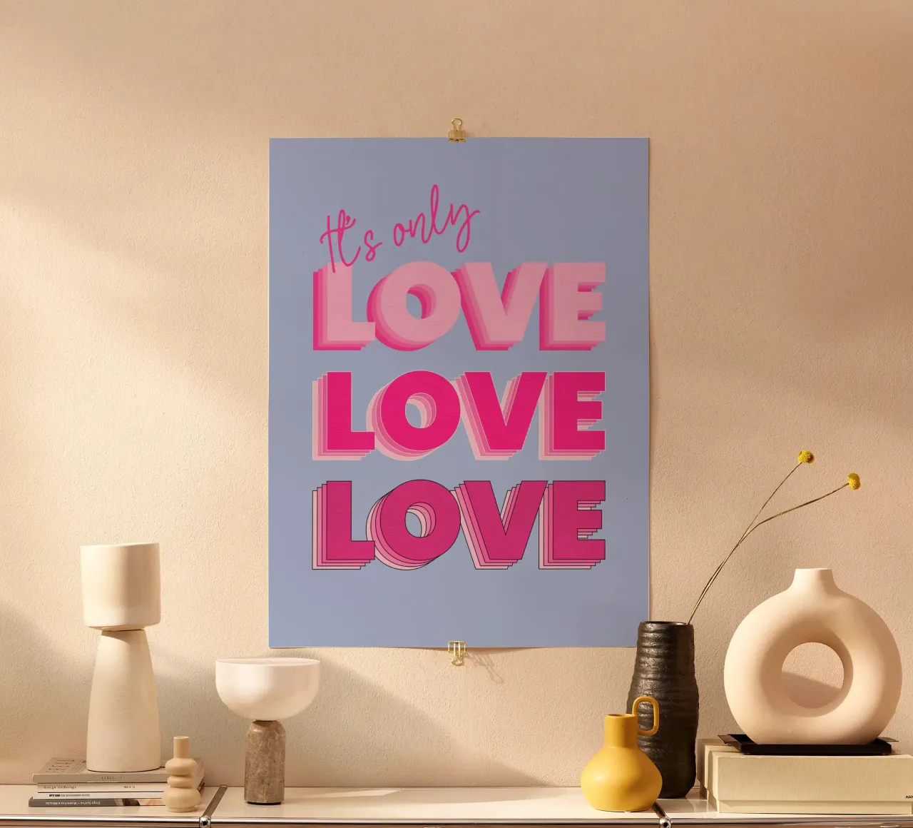 It's Only Love - Poster tipografico in grassetto rosa poster con telaio in alluminio da showmemars