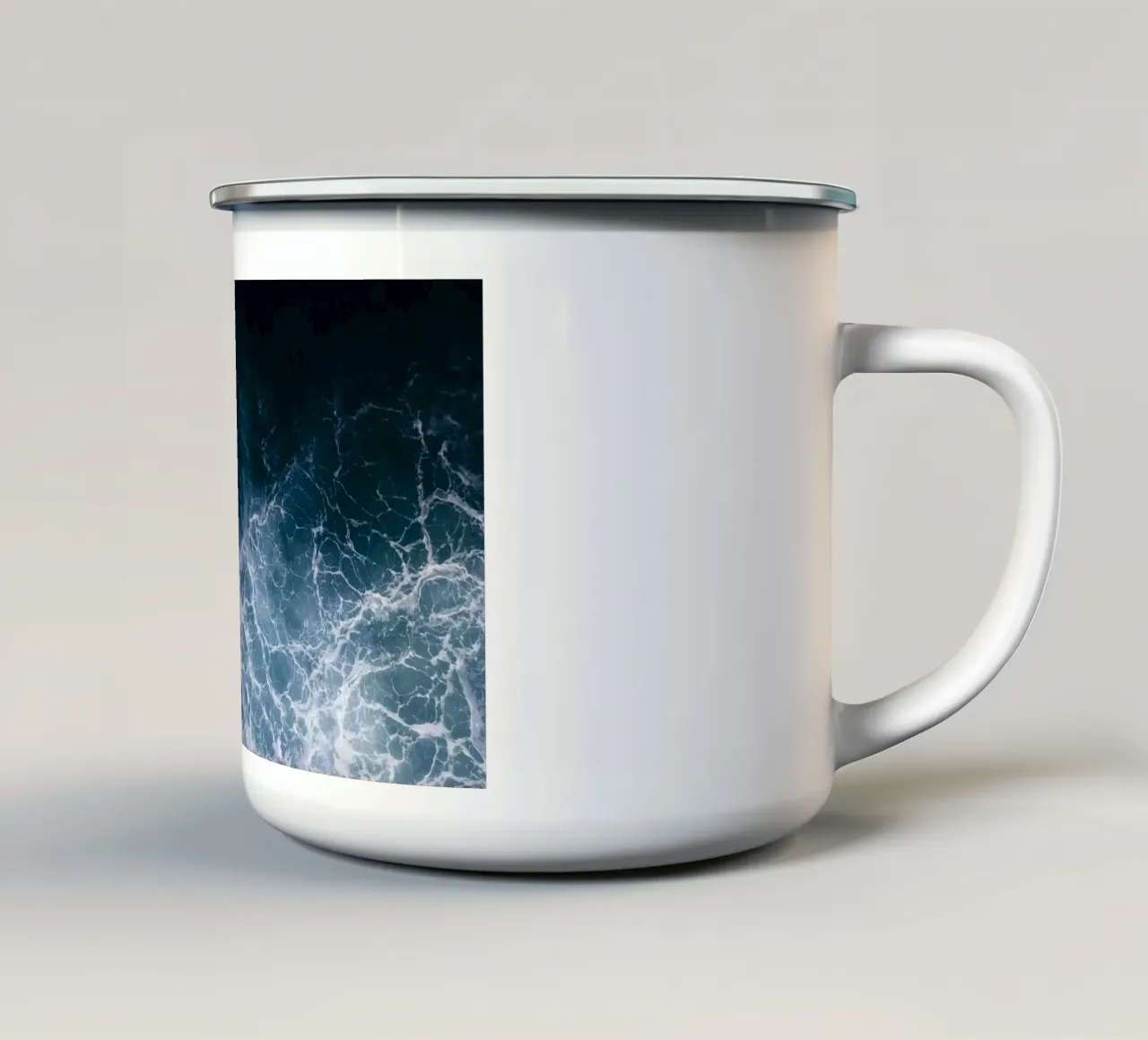 Into the Deep Emaille Tasse von somewhere.soul.escape