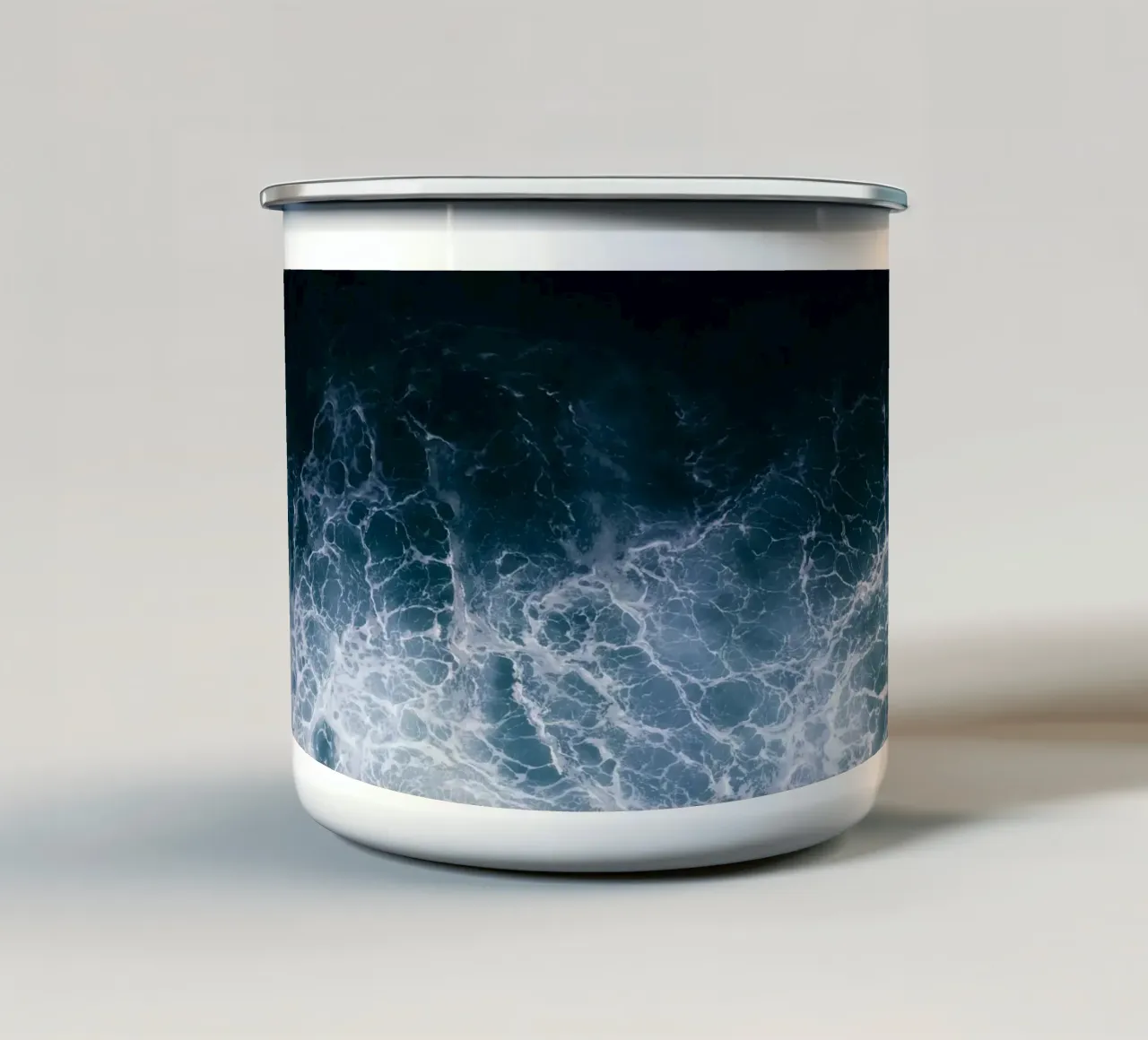 Into the Deep Emaille Tasse von somewhere.soul.escape