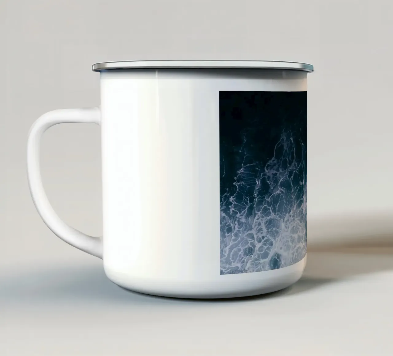 Into the Deep Emaille Tasse von somewhere.soul.escape