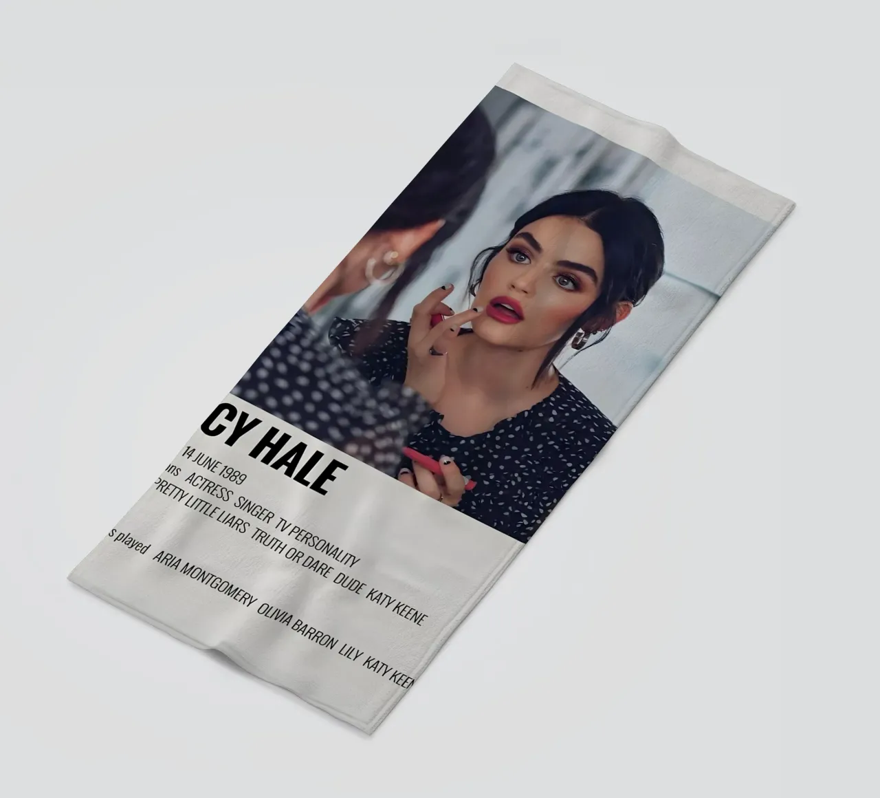 LUCY HALE telo mare da MVFminimalist