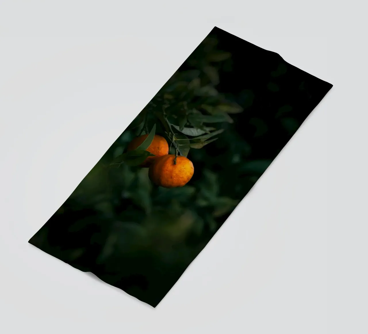 orangefarbene Zitrusfrucht Strandtuch von Earthly Visions