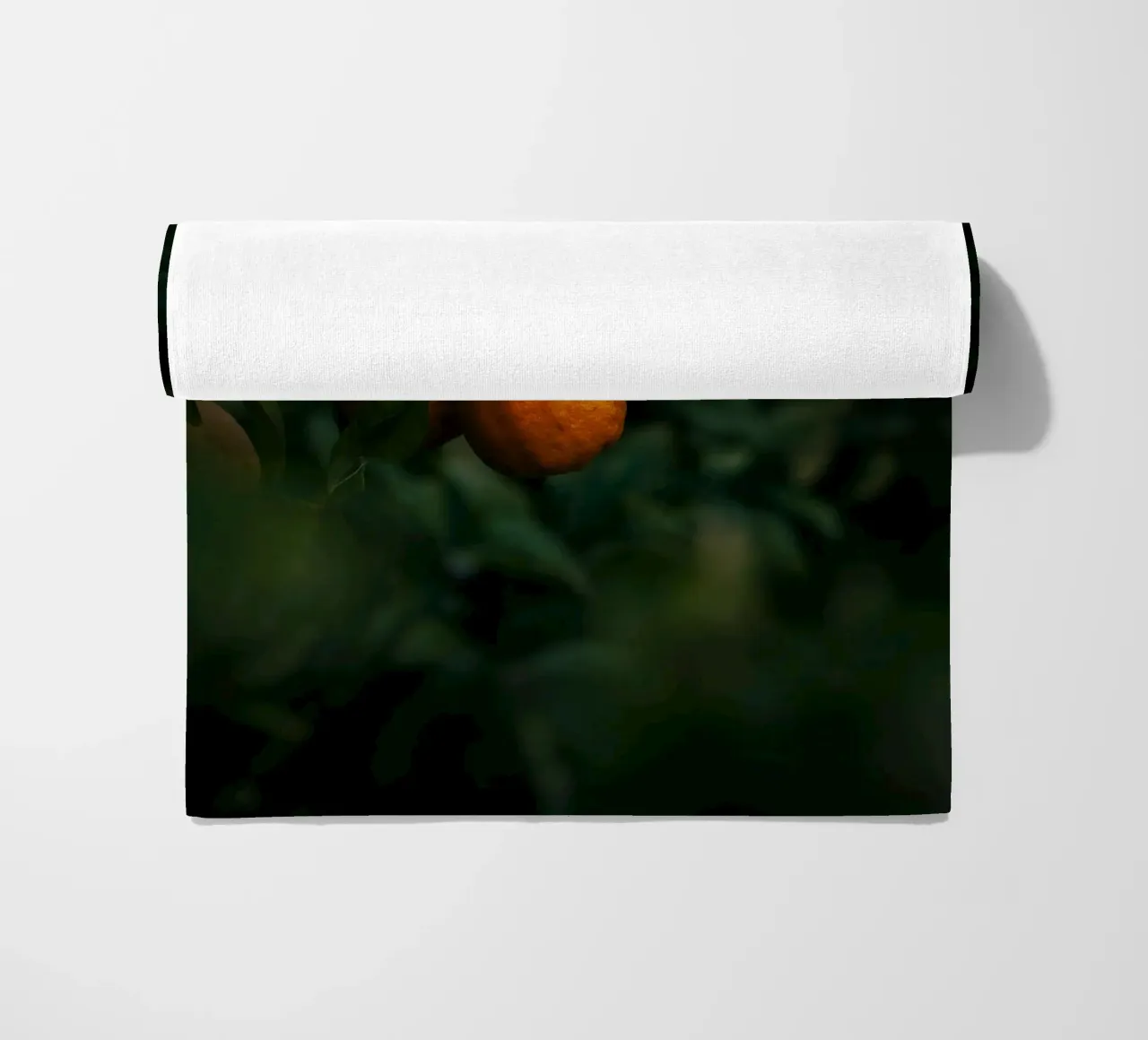 orangefarbene Zitrusfrucht Strandtuch von Earthly Visions