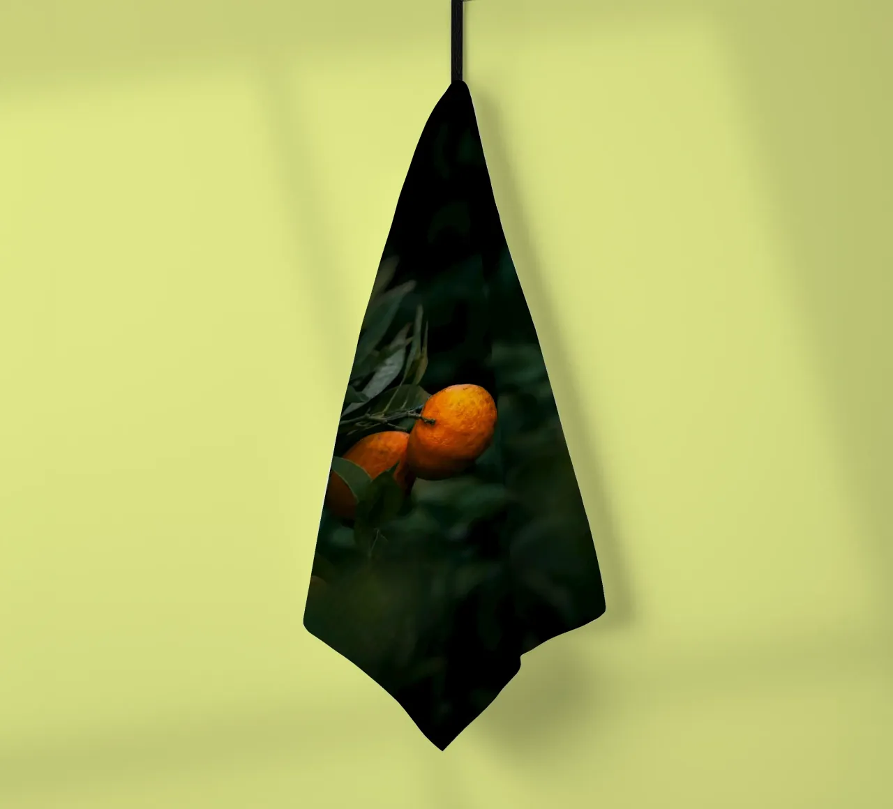 orangefarbene Zitrusfrucht Geschirrtuch von Earthly Visions