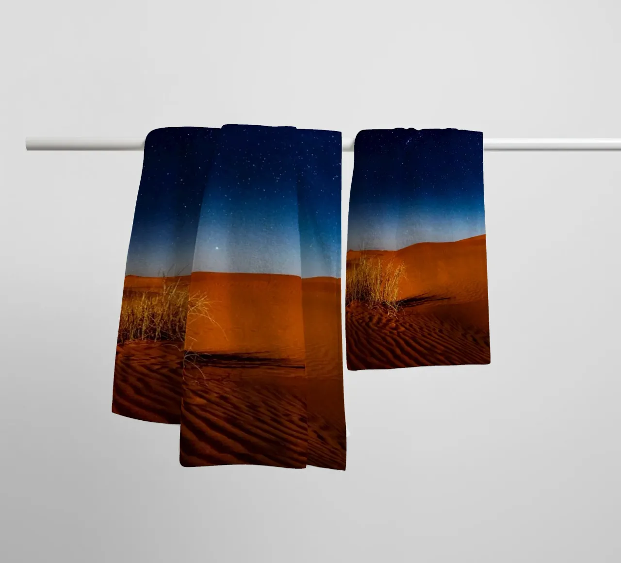 crepuscolo sulle dune di sabbia asciugamano da bagno da life of sands