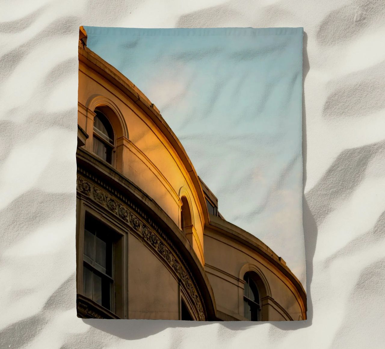 La luce del sole sulla sommità dell'edificio telo mare da Classic