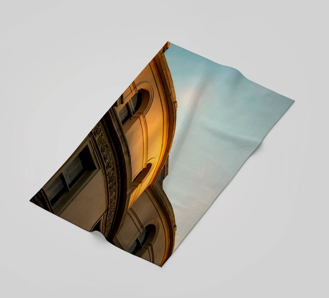 La luce del sole sulla sommità dell'edificio telo mare da Classic