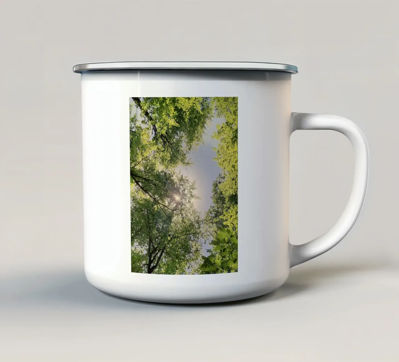 la luce del sole attraverso gli alberi tazza in smalto da space words