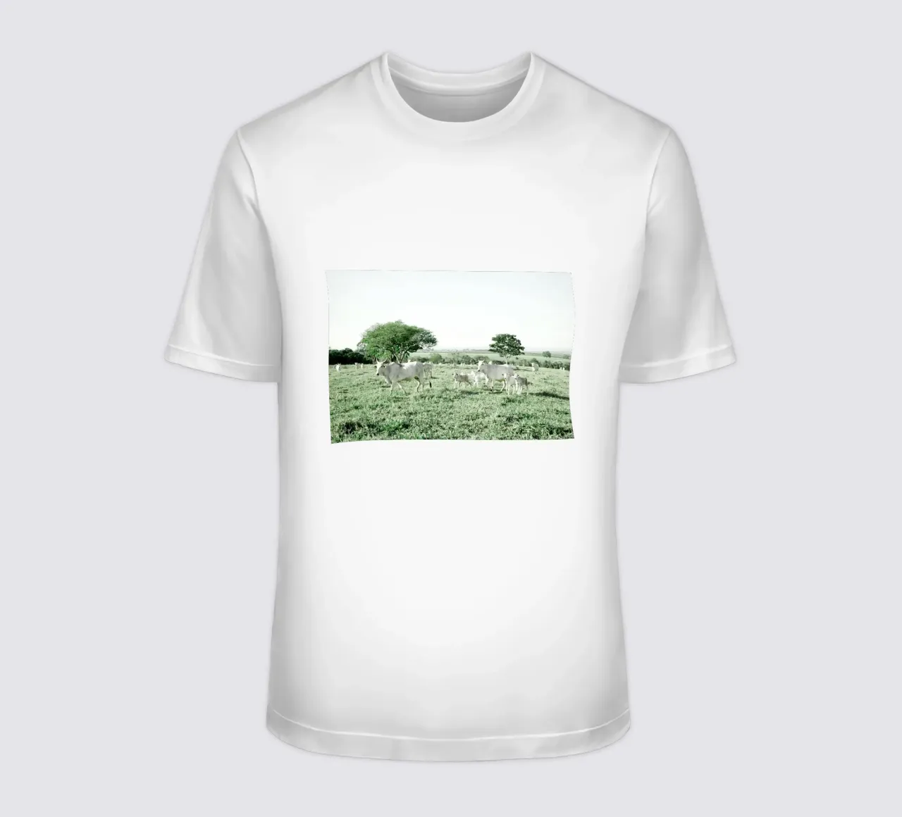 Vaches blanches dans un champ vert t-shirt de KISSA STUDIO