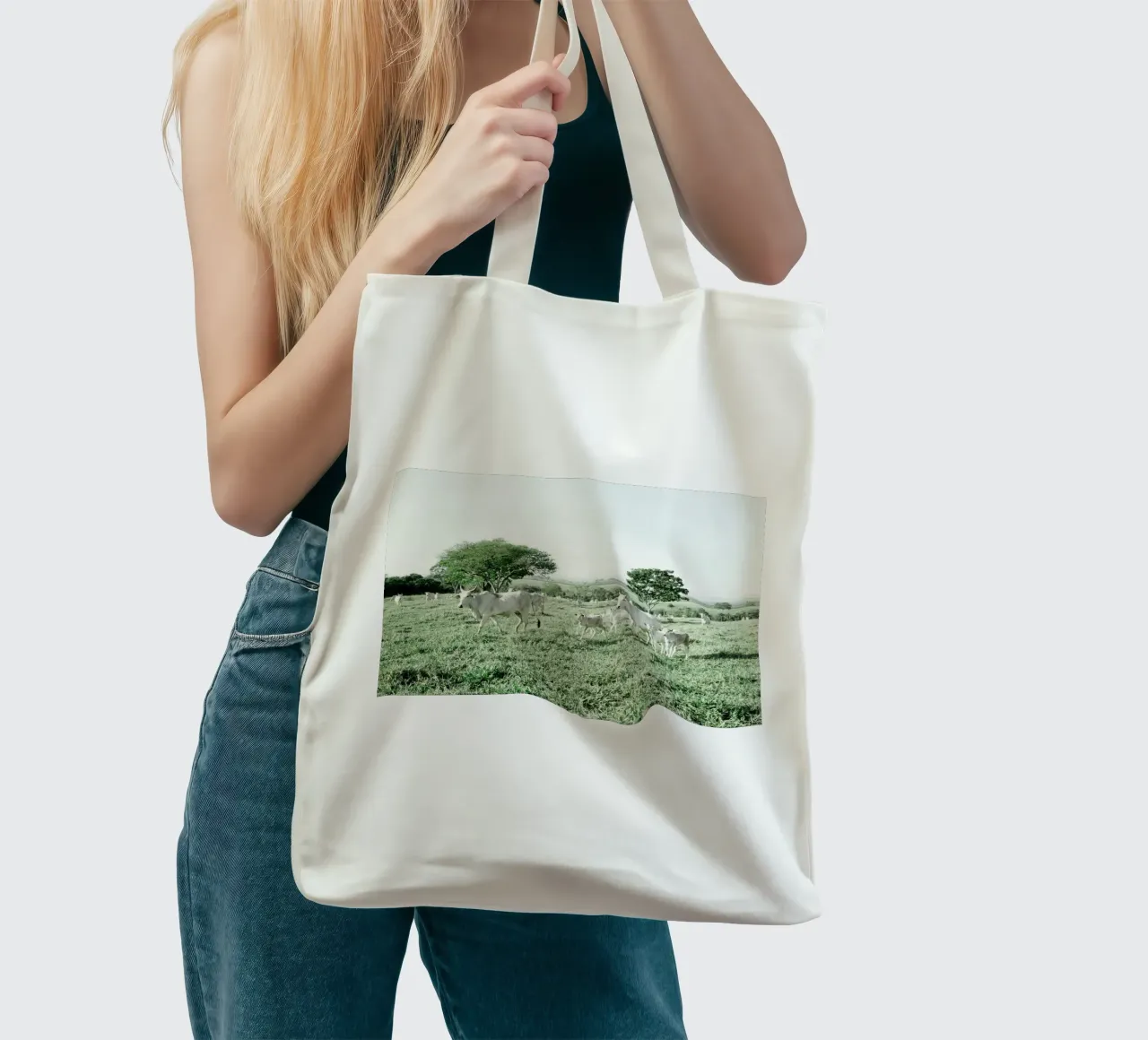 Mucche bianche in un campo verde borsa in juta da KISSA STUDIO