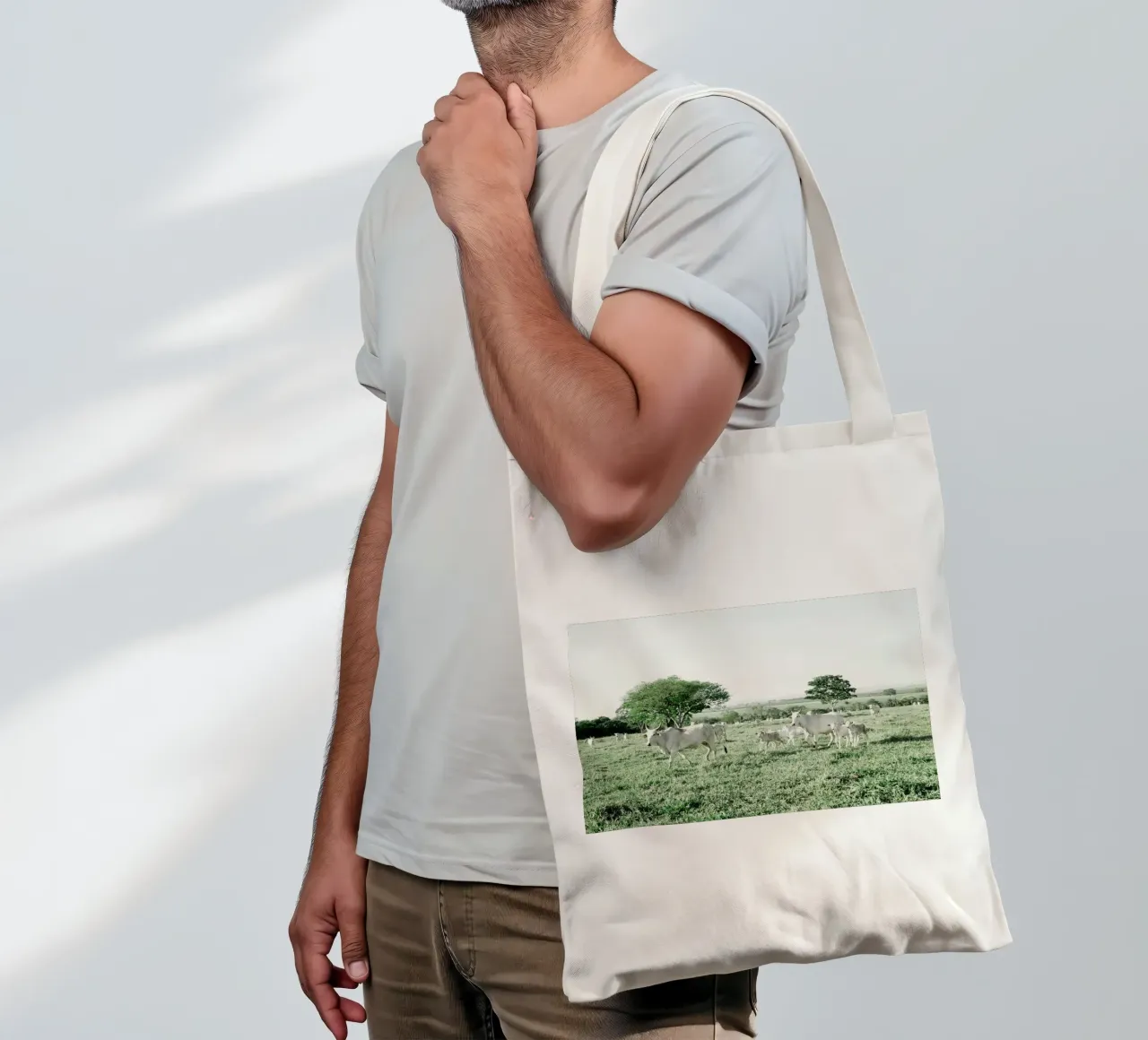 Mucche bianche in un campo verde borsa in juta da KISSA STUDIO