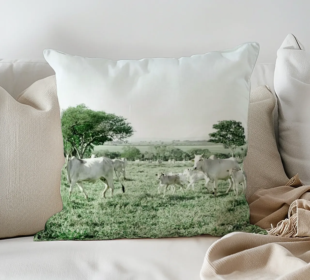 Mucche bianche in un campo verde cuscino da KISSA STUDIO