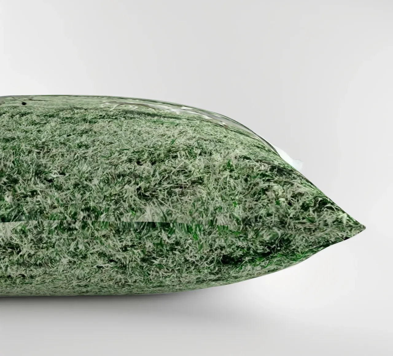 Mucche bianche in un campo verde cuscino da KISSA STUDIO