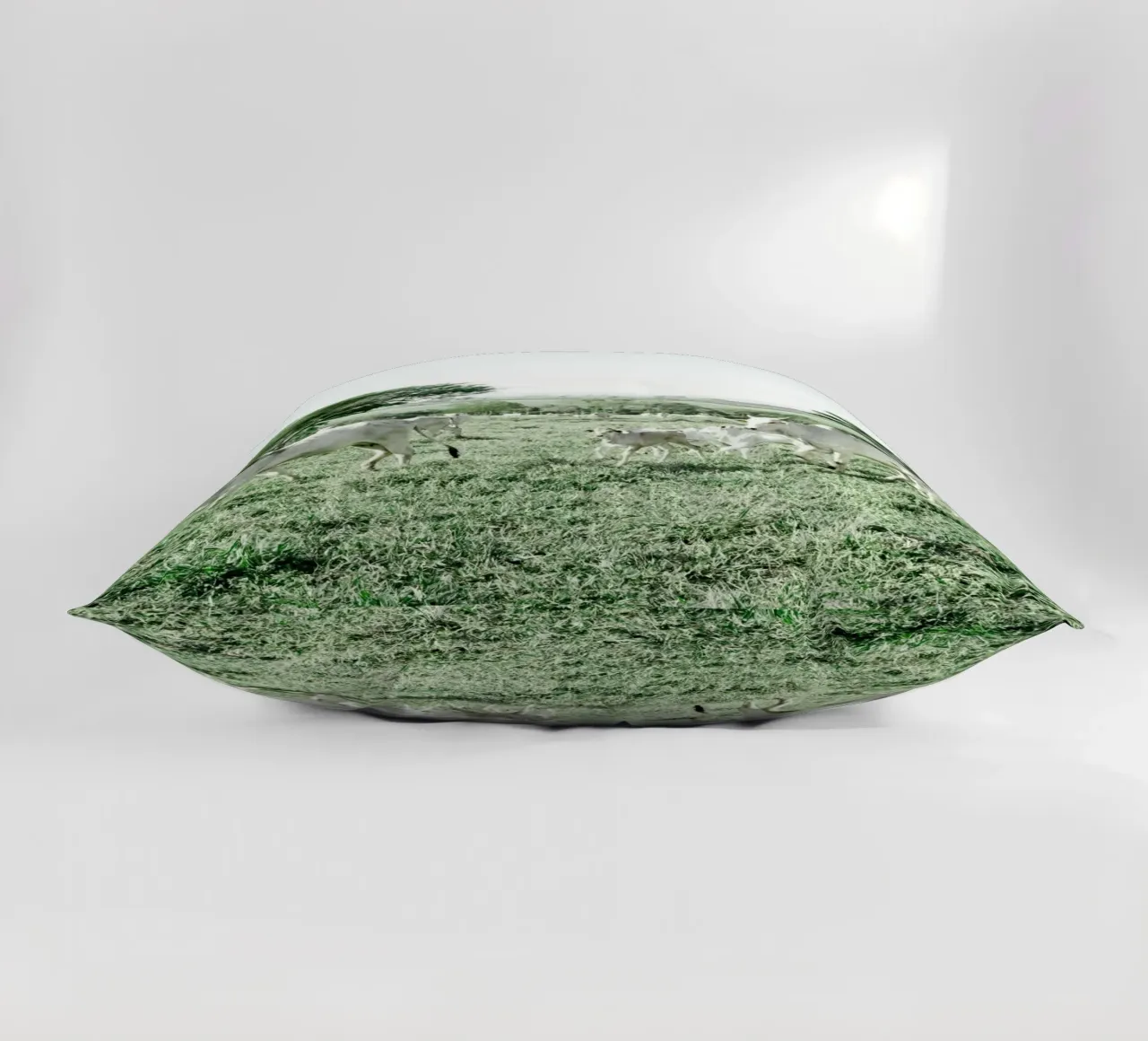 Mucche bianche in un campo verde cuscino da KISSA STUDIO