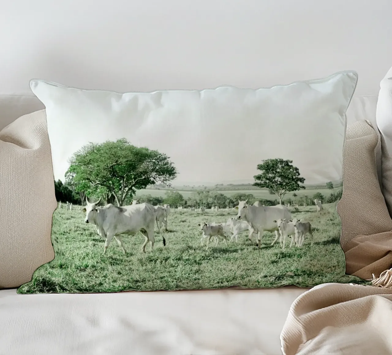 Mucche bianche in un campo verde cuscino da KISSA STUDIO