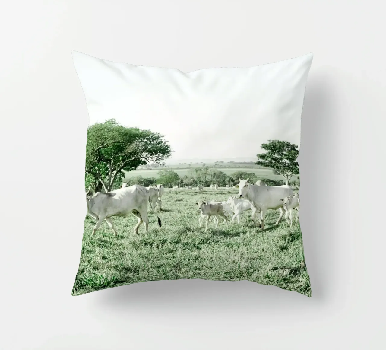 Mucche bianche in un campo verde cuscino da KISSA STUDIO