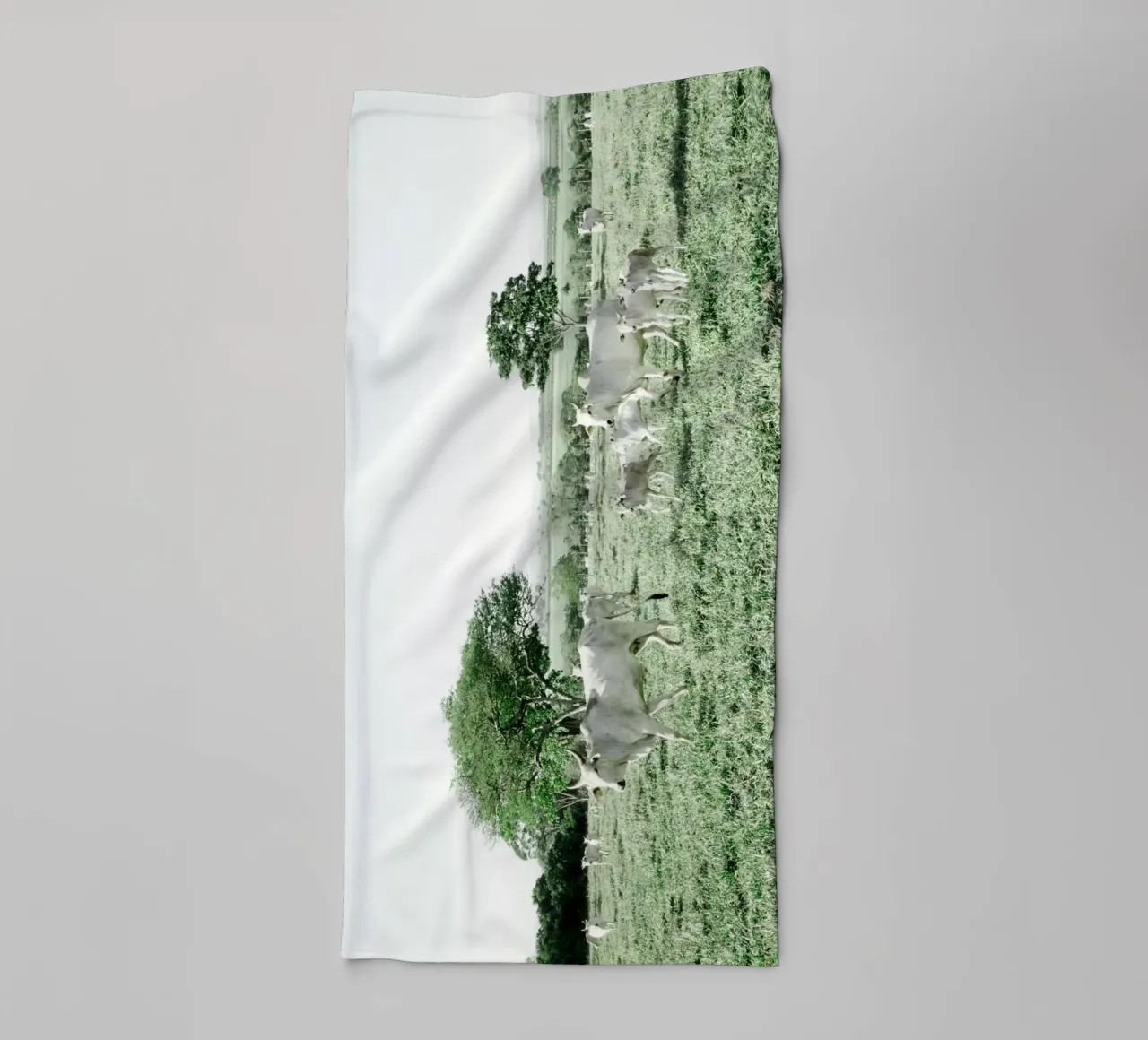 Vaches blanches dans un champ vert serviette de bain de KISSA STUDIO