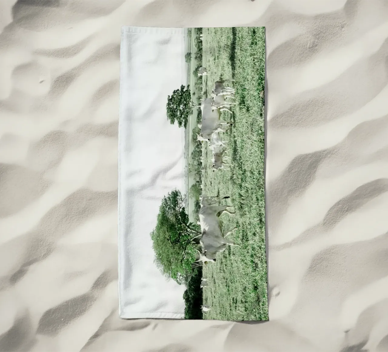 Mucche bianche in un campo verde telo mare da KISSA STUDIO