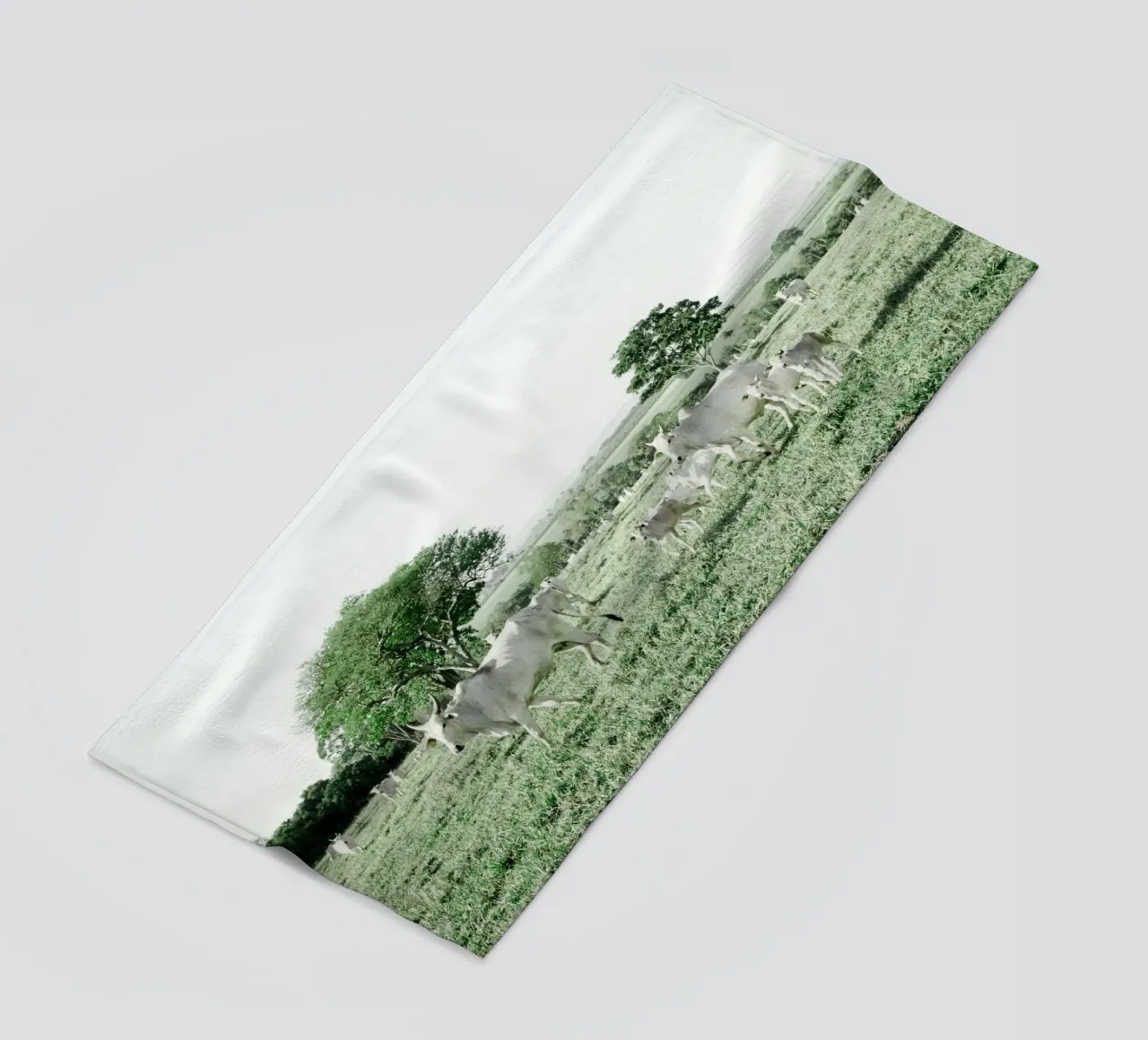 Mucche bianche in un campo verde telo mare da KISSA STUDIO