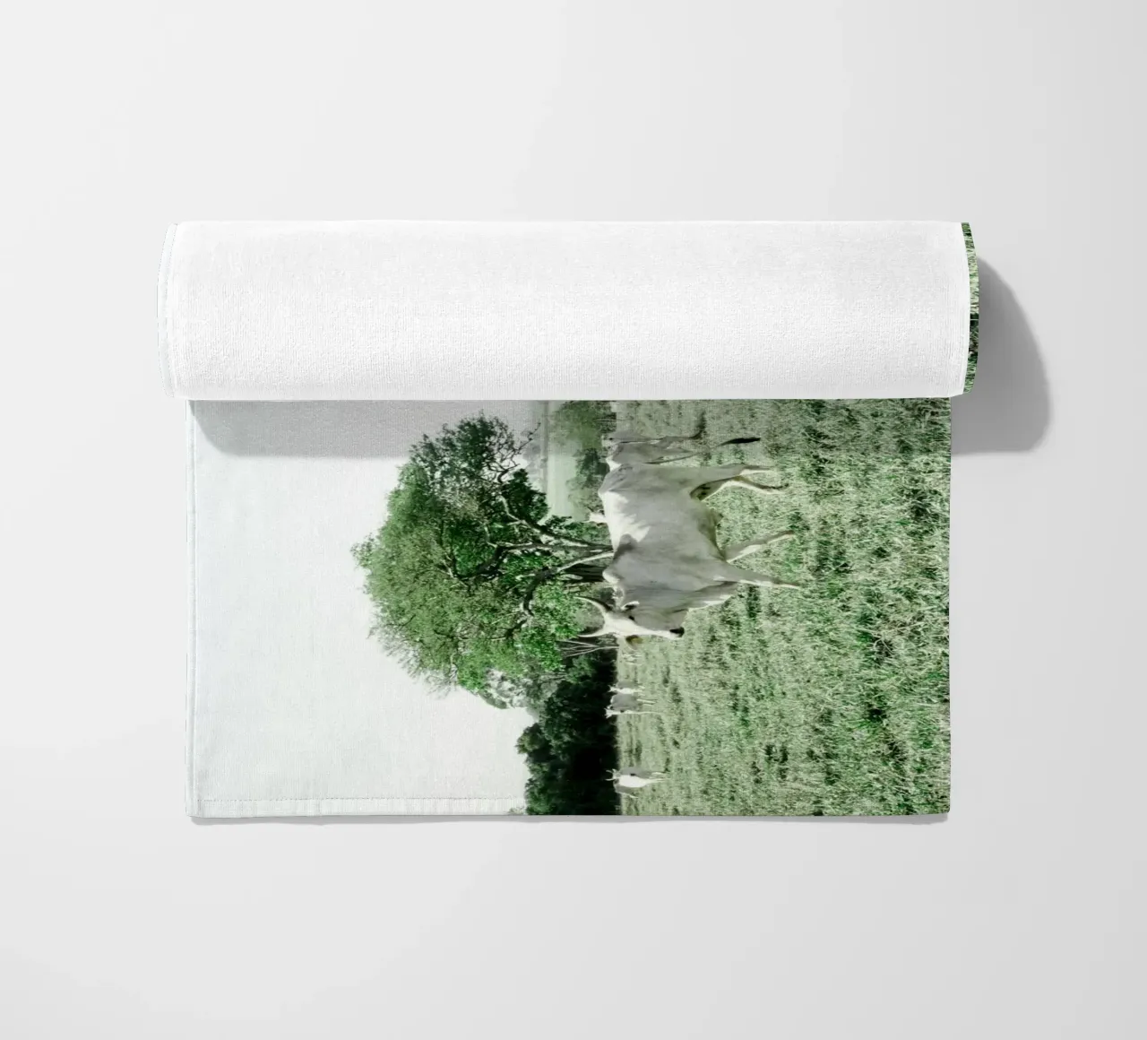 Mucche bianche in un campo verde telo mare da KISSA STUDIO