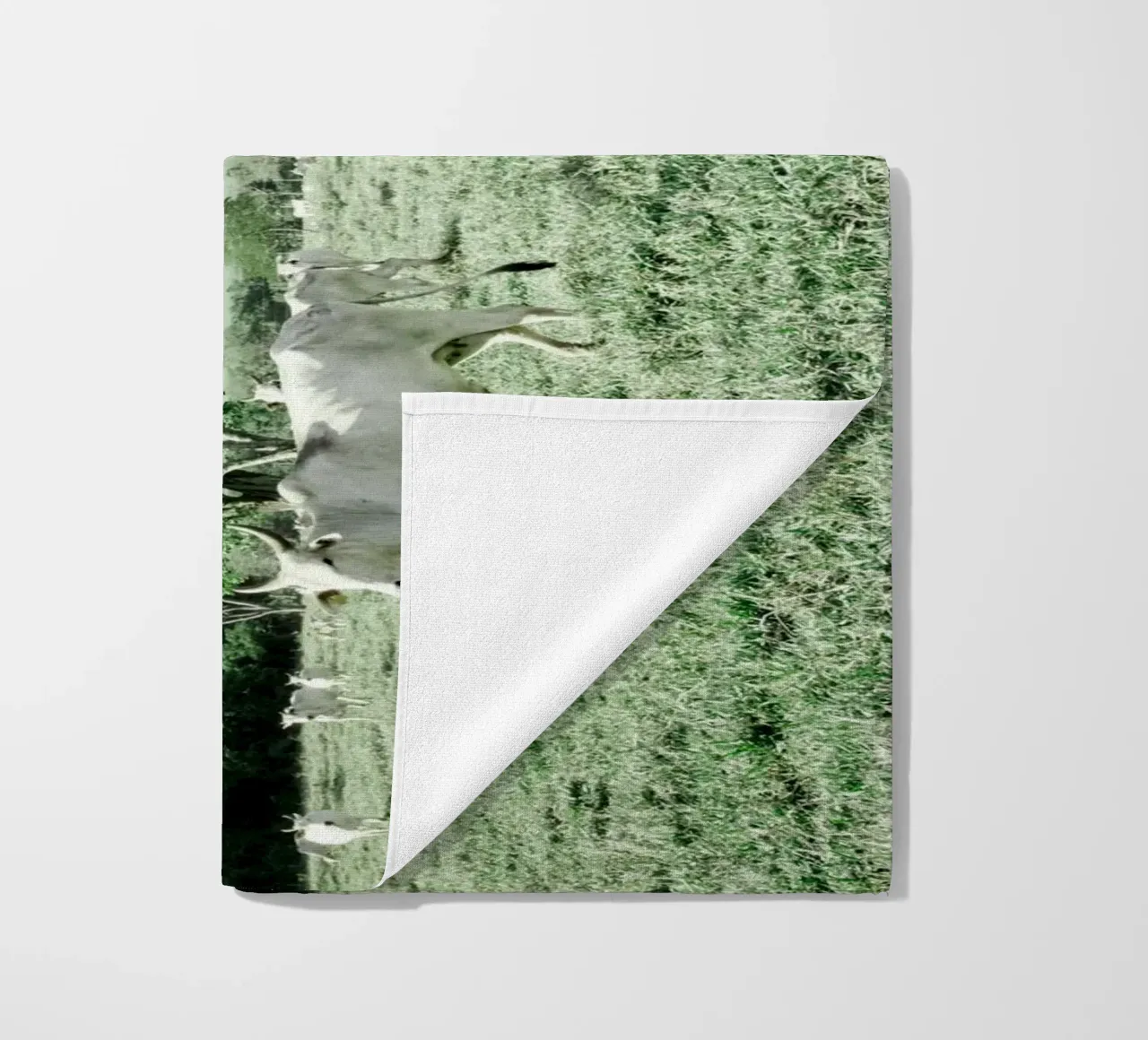 Mucche bianche in un campo verde telo mare da KISSA STUDIO