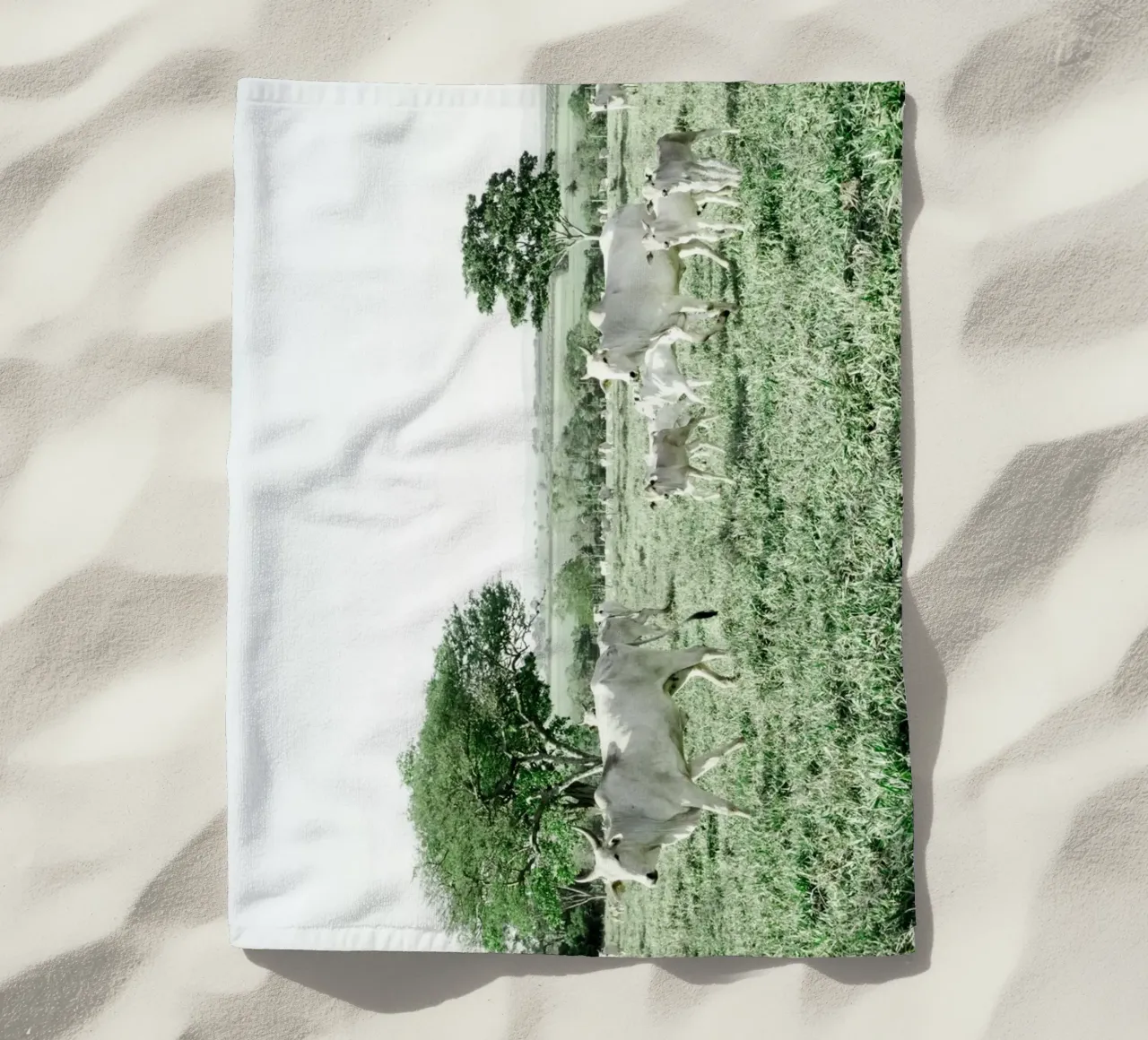 Mucche bianche in un campo verde telo mare da KISSA STUDIO