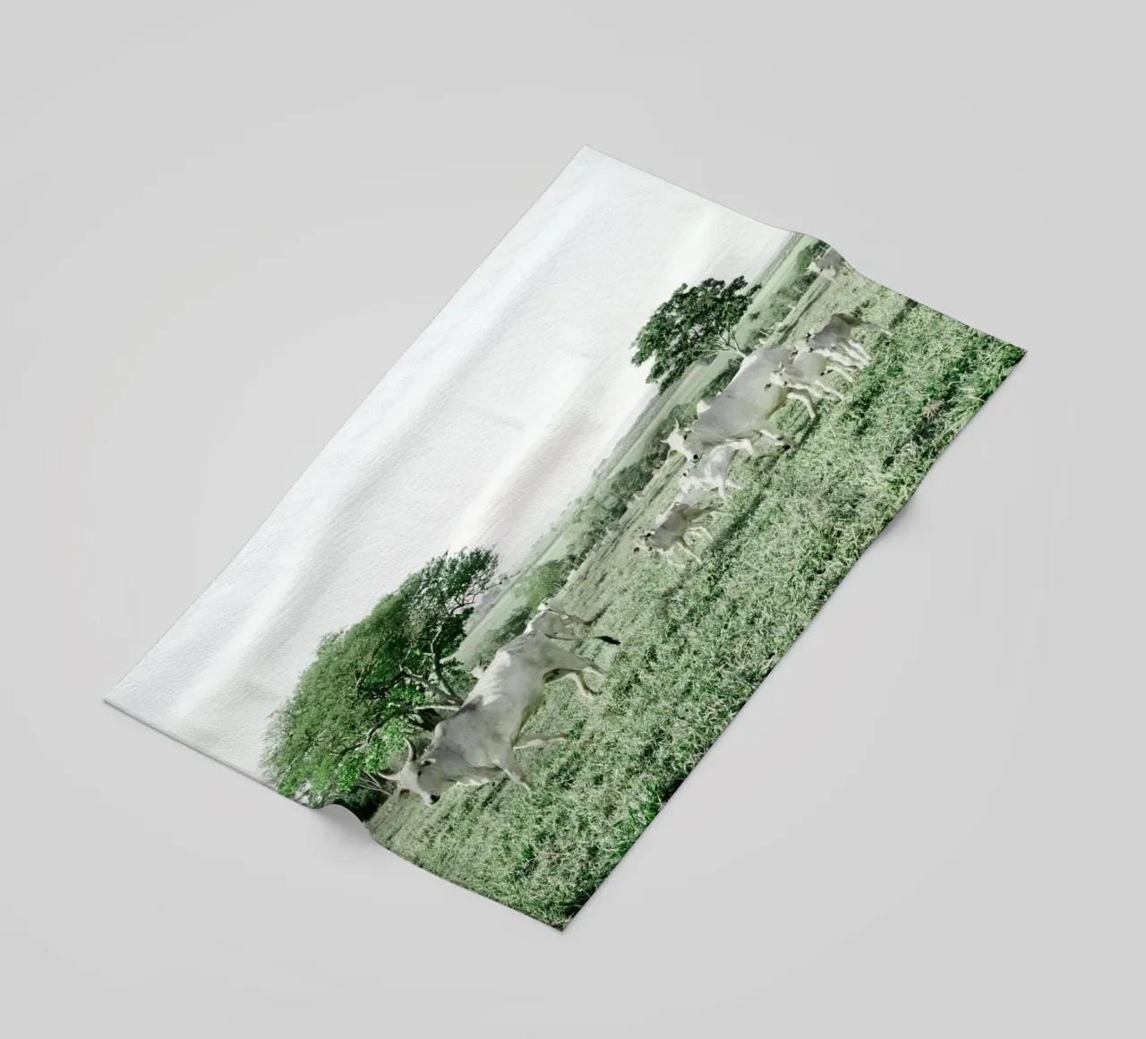 Mucche bianche in un campo verde telo mare da KISSA STUDIO