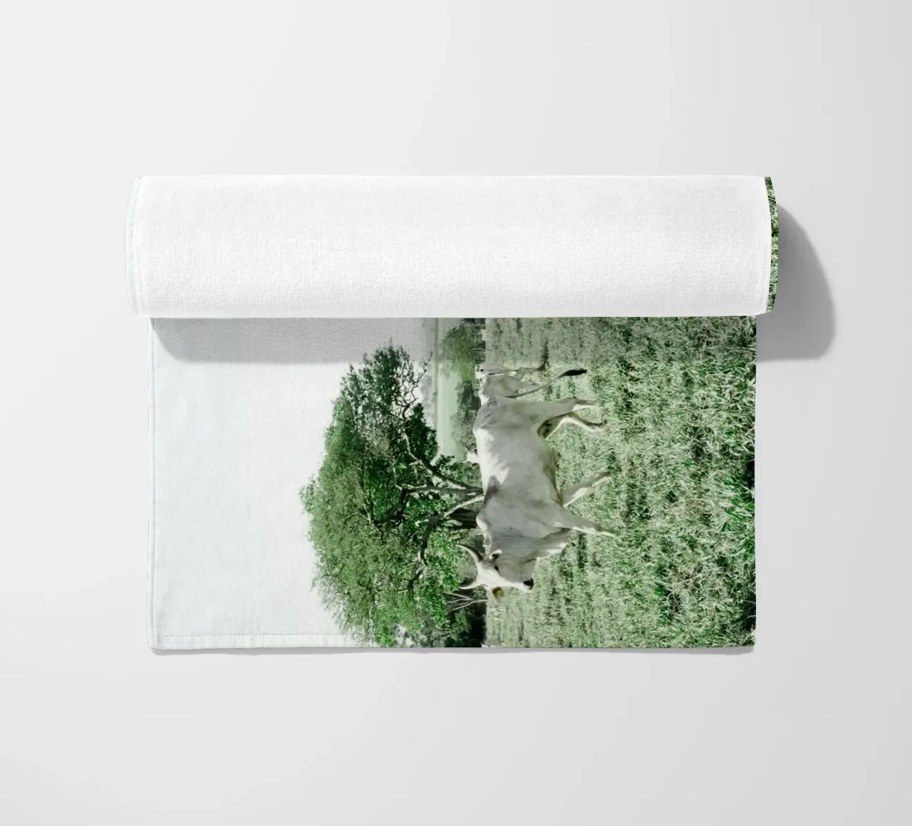 Mucche bianche in un campo verde telo mare da KISSA STUDIO