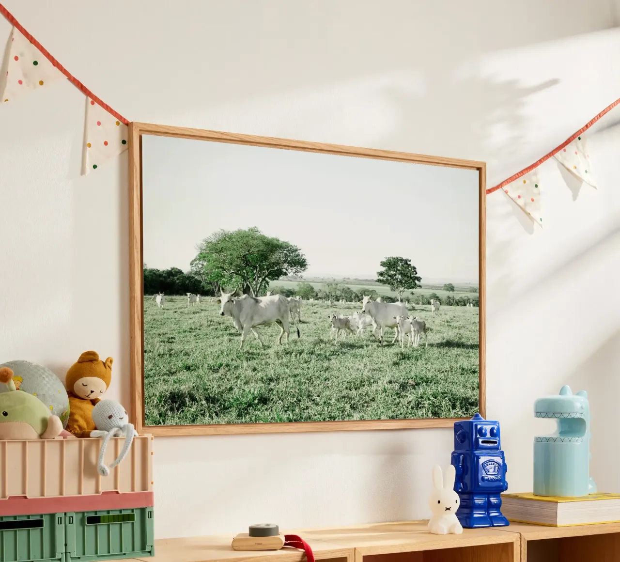 Mucche bianche in un campo verde plexiglass da KISSA STUDIO