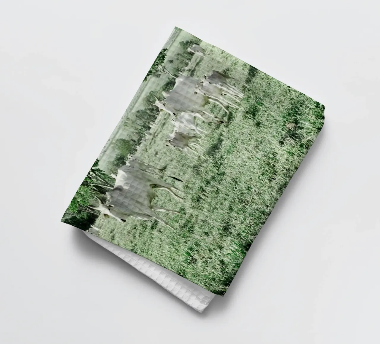 Vaches blanches dans un champ vert torchon de KISSA STUDIO