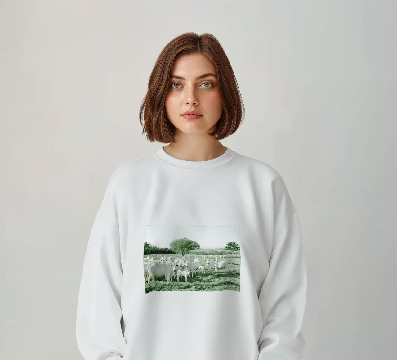 Mucche bianche in un campo verde felpa da KISSA STUDIO