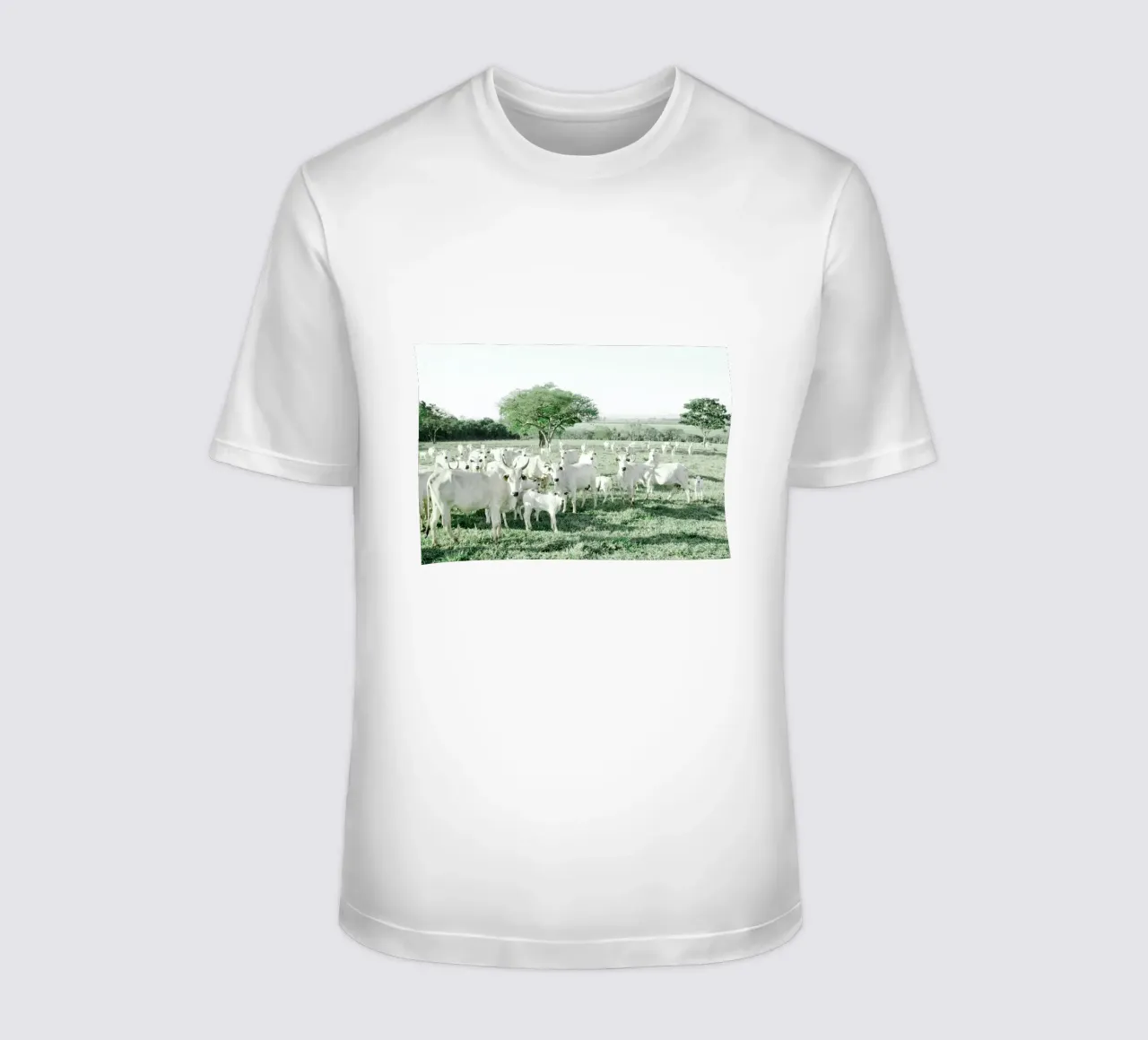 Mucche bianche in un campo verde t-shirt da KISSA STUDIO