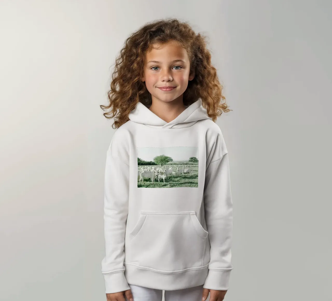 Mucche bianche in un campo verde felpa bambino con cappuccio da KISSA STUDIO