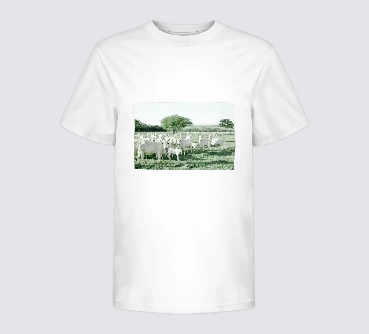 Mucche bianche in un campo verde t-shirt bambini da KISSA STUDIO