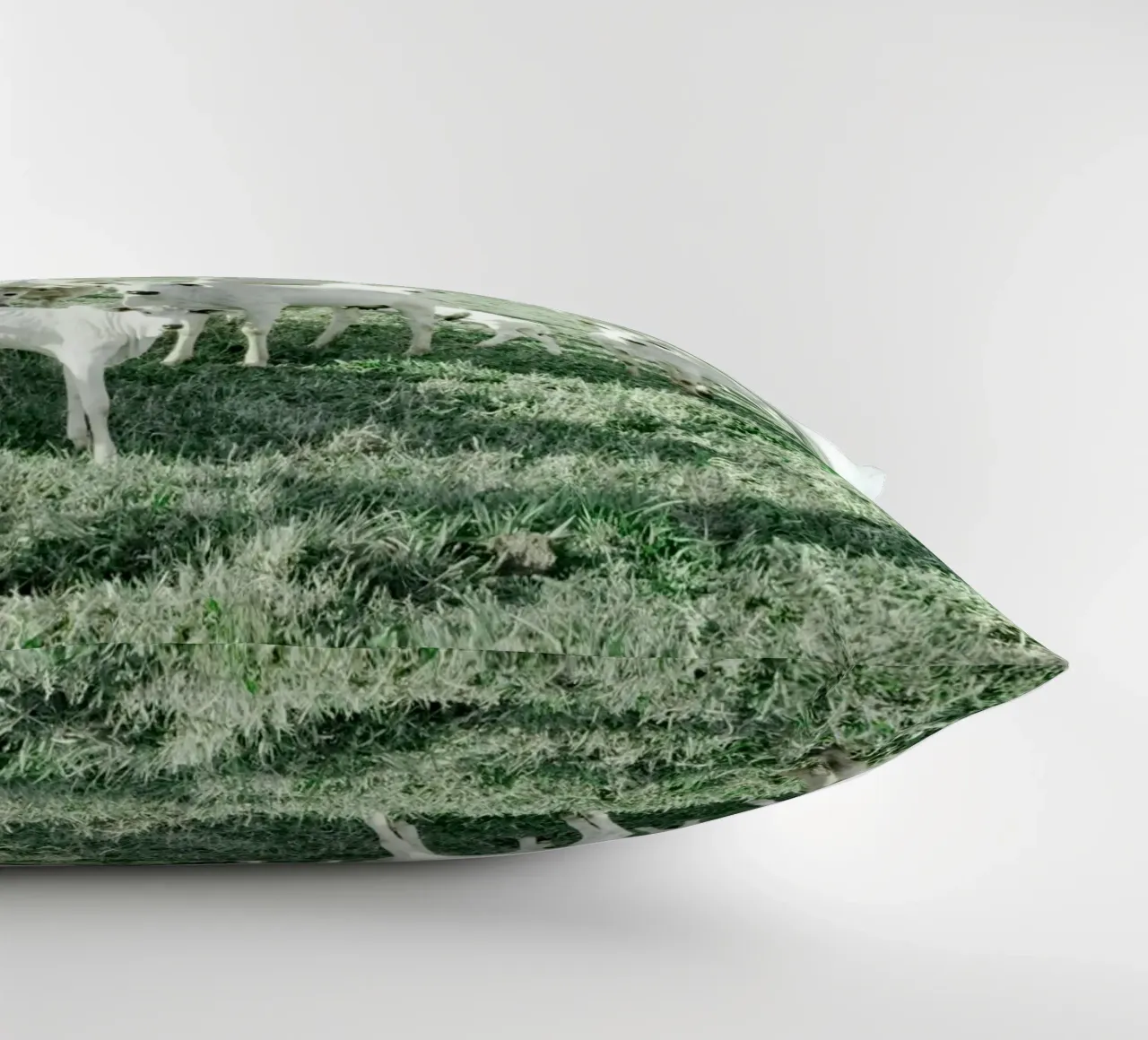 Mucche bianche in un campo verde cuscino da KISSA STUDIO