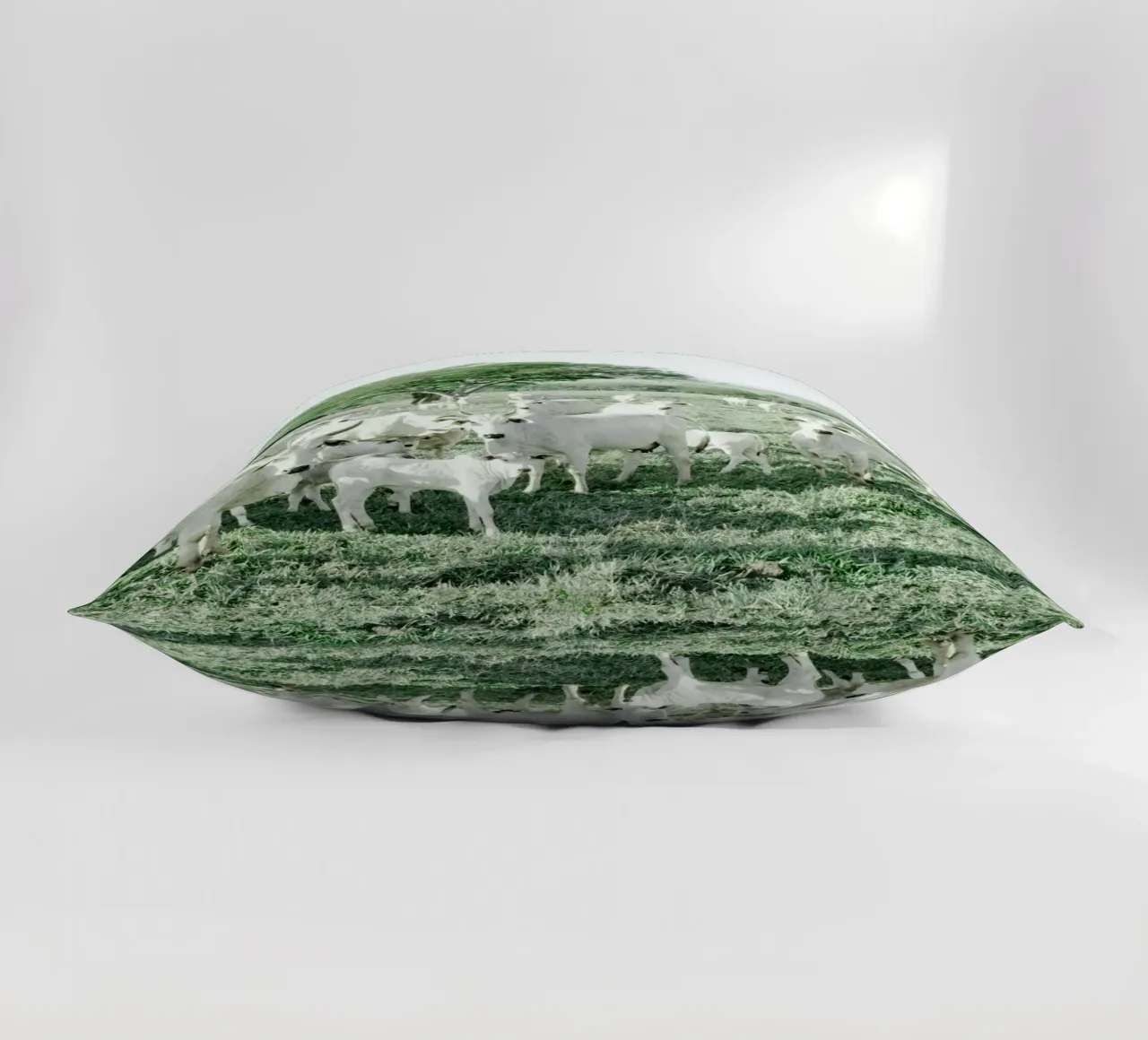 Mucche bianche in un campo verde cuscino da KISSA STUDIO