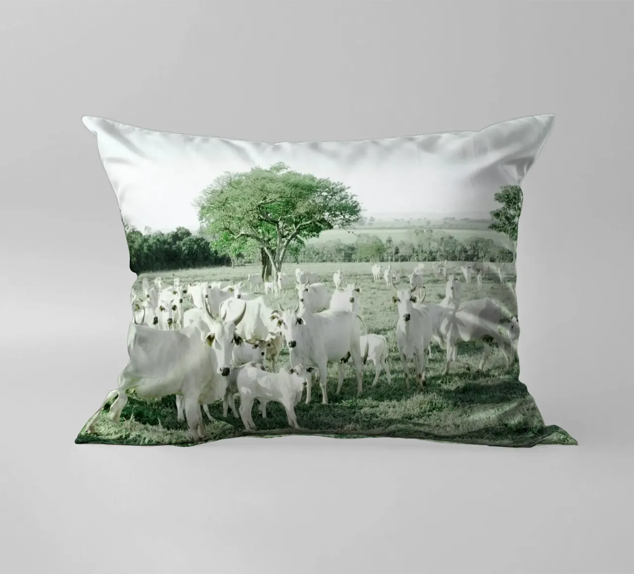 Mucche bianche in un campo verde cuscino da KISSA STUDIO