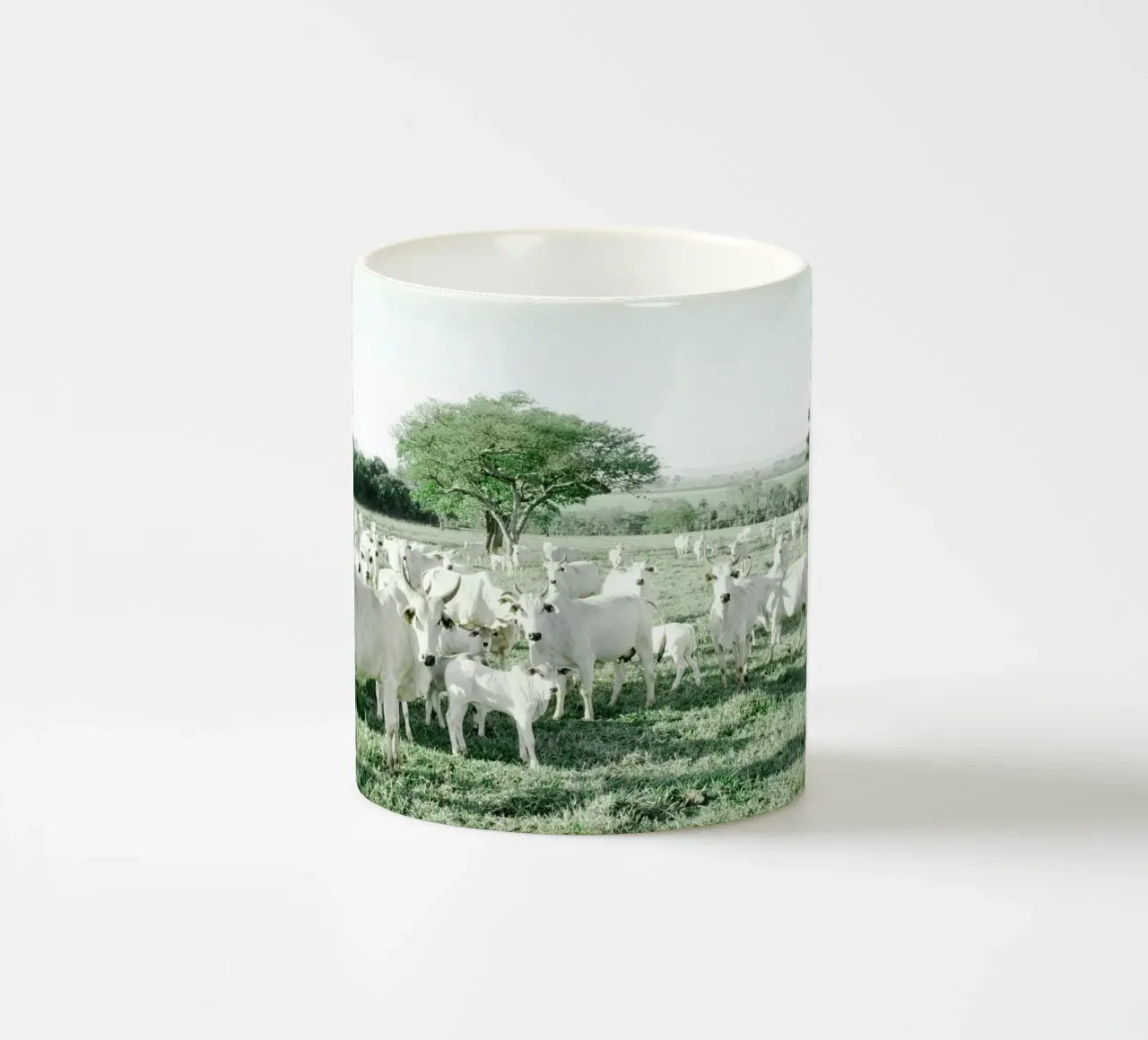 Mucche bianche in un campo verde tazza in ceramica da KISSA STUDIO