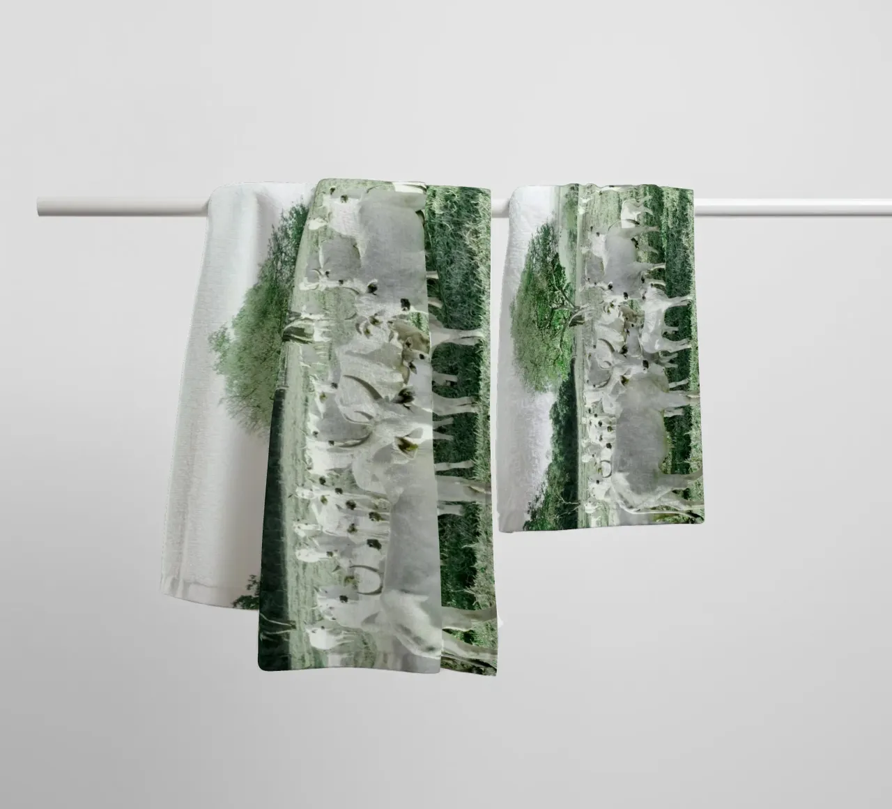 Vaches blanches dans un champ vert serviette de bain de KISSA STUDIO