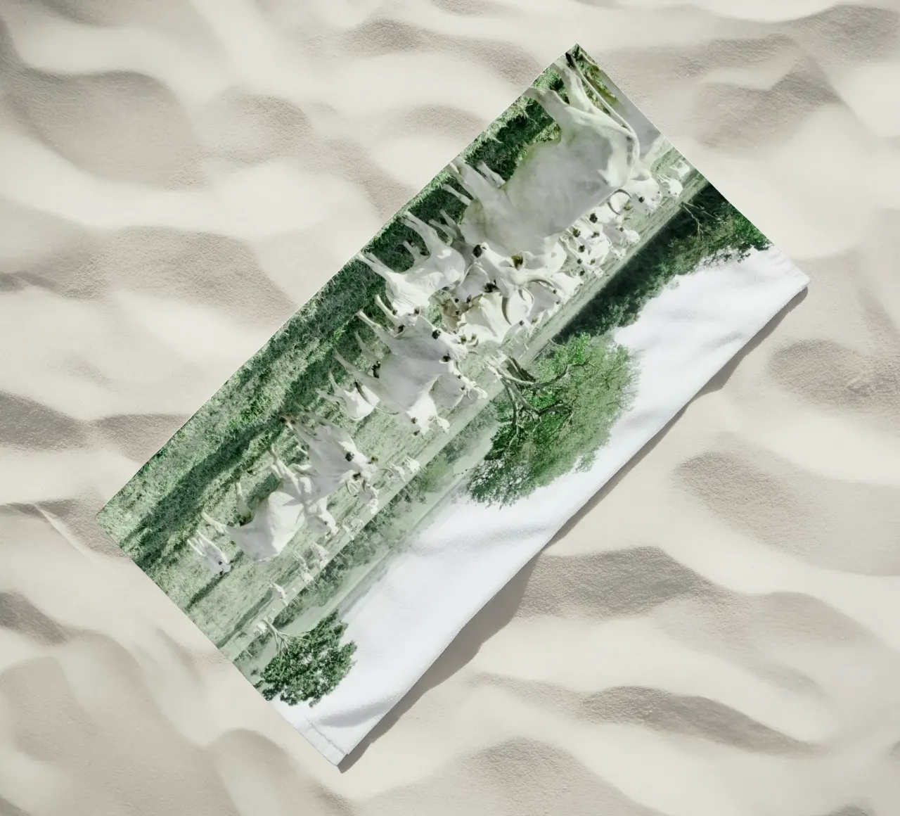 Mucche bianche in un campo verde telo mare da KISSA STUDIO