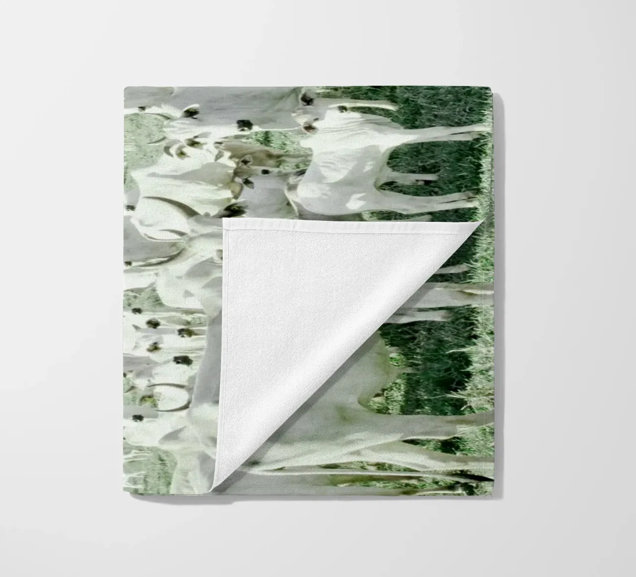 Mucche bianche in un campo verde telo mare da KISSA STUDIO