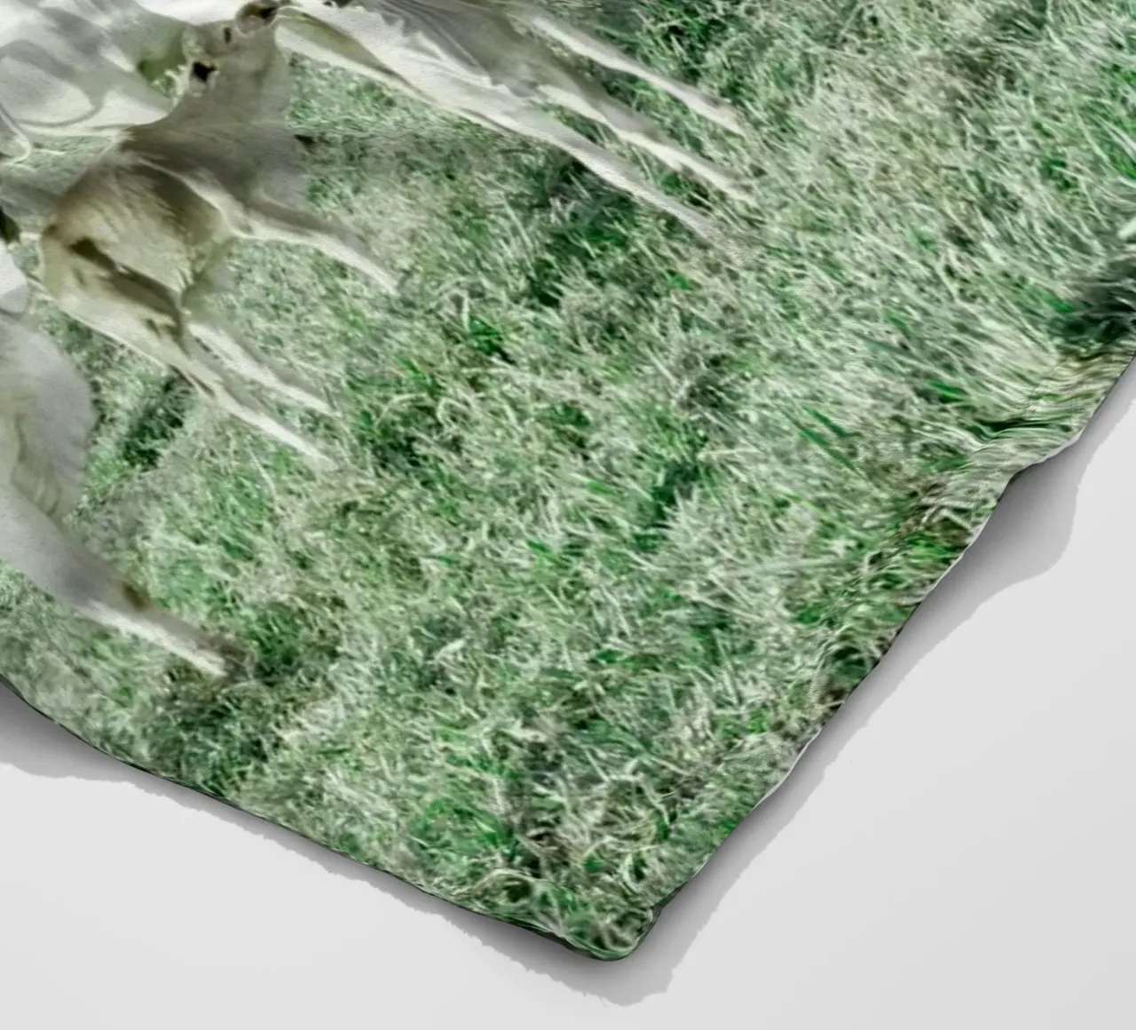 Mucche bianche in un campo verde coperta in pile da KISSA STUDIO