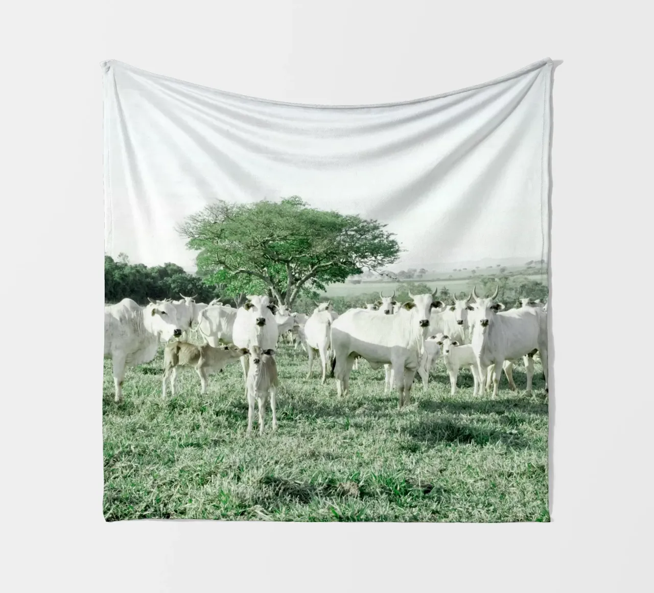 Mucche bianche in un campo verde coperta in pile da KISSA STUDIO