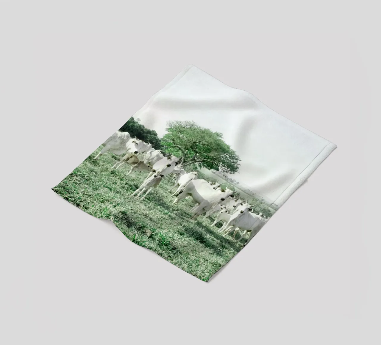 Mucche bianche in un campo verde coperta in pile da KISSA STUDIO