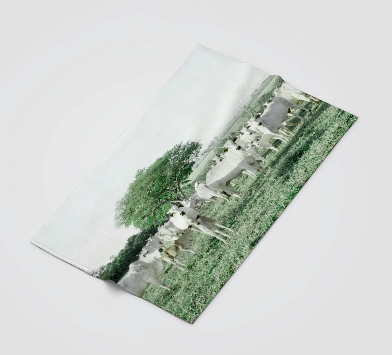 Mucche bianche in un campo verde coperta in pile da KISSA STUDIO