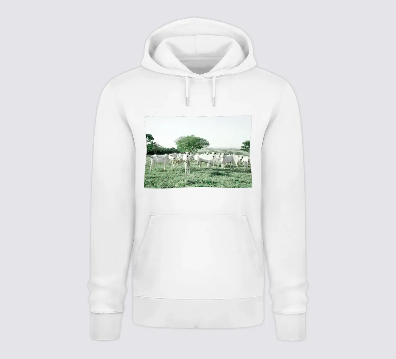 Mucche bianche in un campo verde felpa con cappuccio da KISSA STUDIO