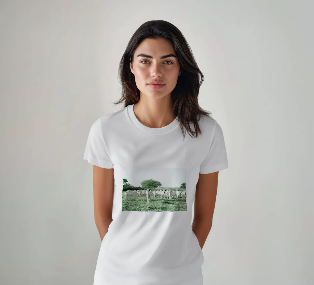 Mucche bianche in un campo verde t-shirt da KISSA STUDIO