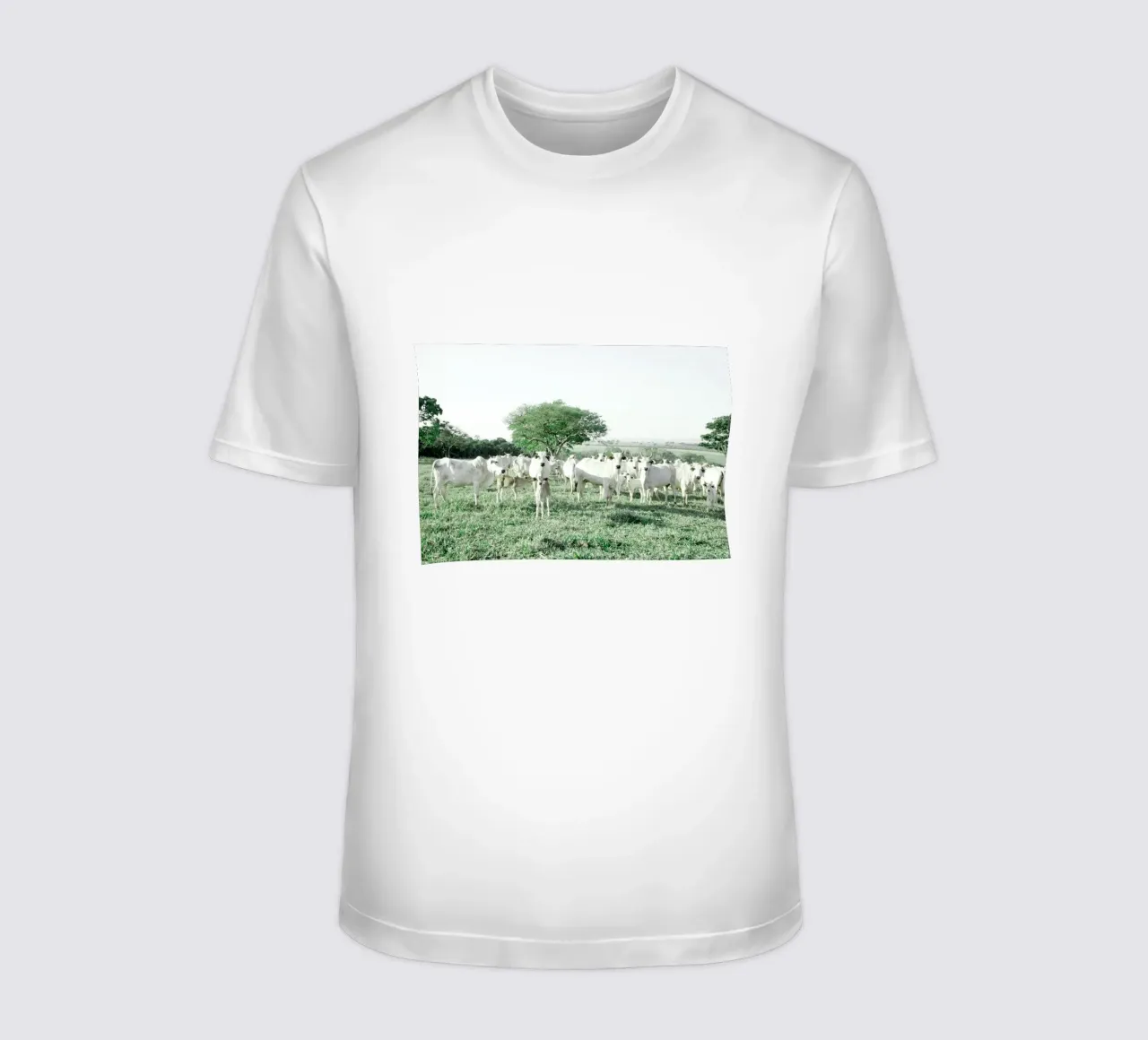 Mucche bianche in un campo verde t-shirt da KISSA STUDIO